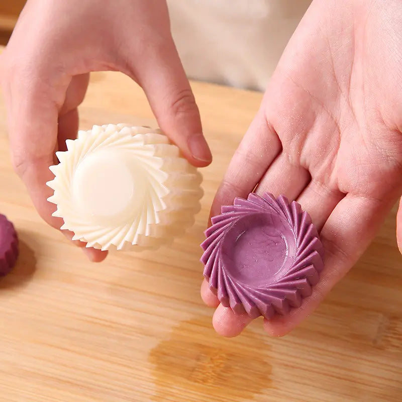 🍪Sunflower-Patterned Round Hand-Press Mooncake Mold